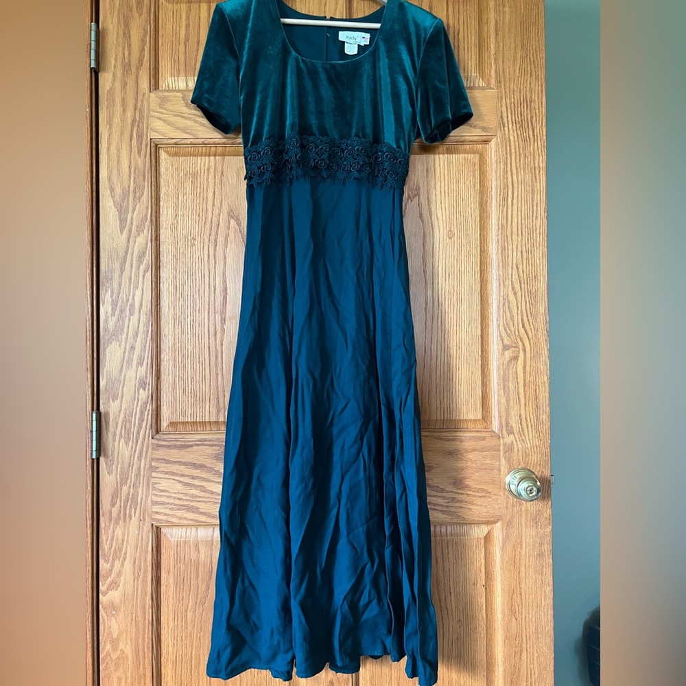 VINTAGE Empire Waist Emerald Velvet Maxi Dress W/Lace Detail & Short Sleeve